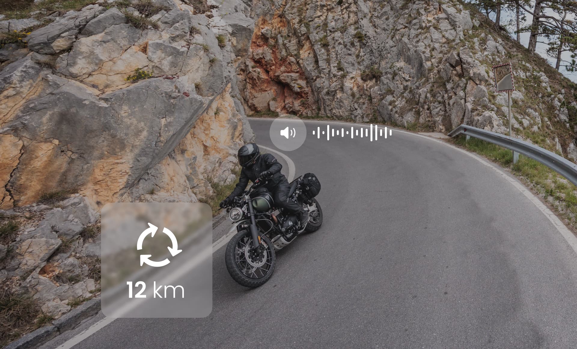 Un motero toma una curva cerrada mientras recibe las indicaciones de navegación audiovisuales de la app.