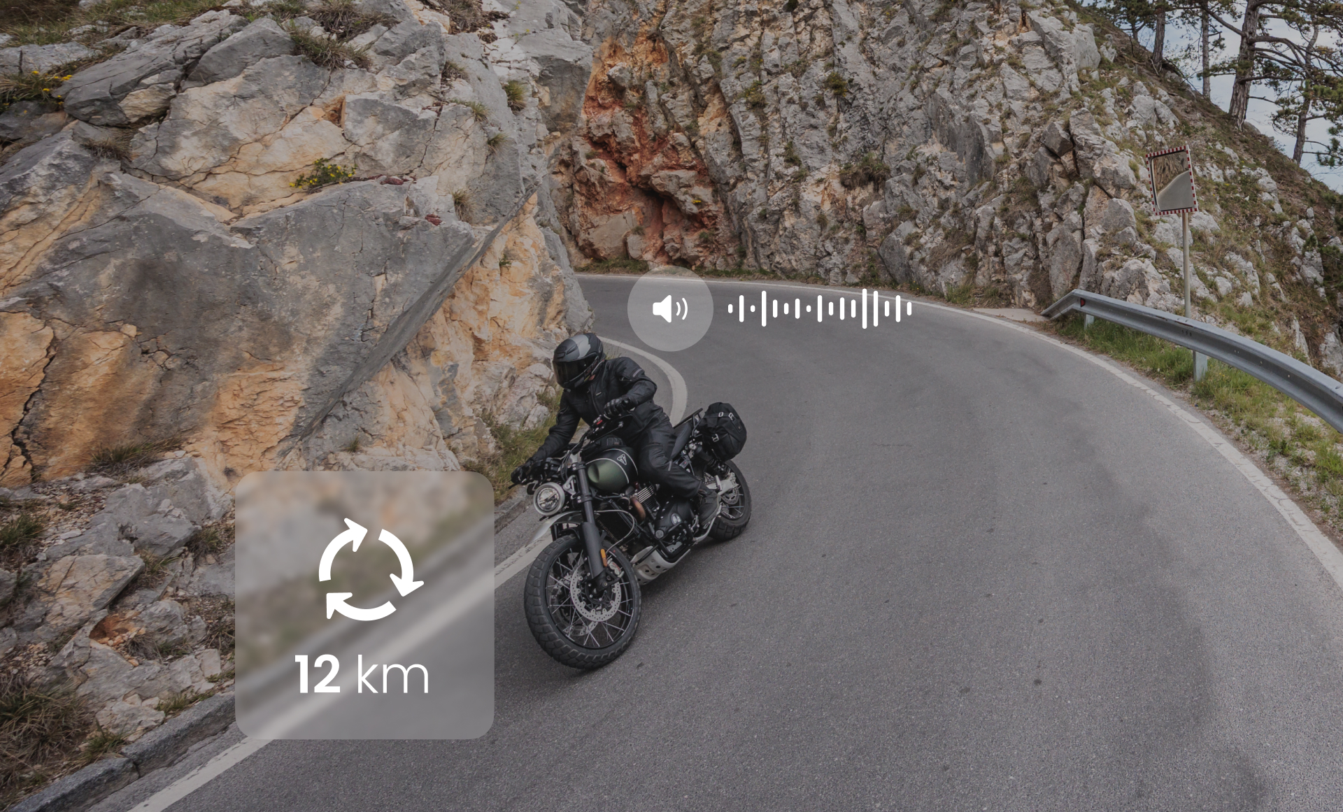 Motorradfahrer fährt durch eine enge Kurve: Es werden Navigations- und Audiohinweise der App eingeblendet.