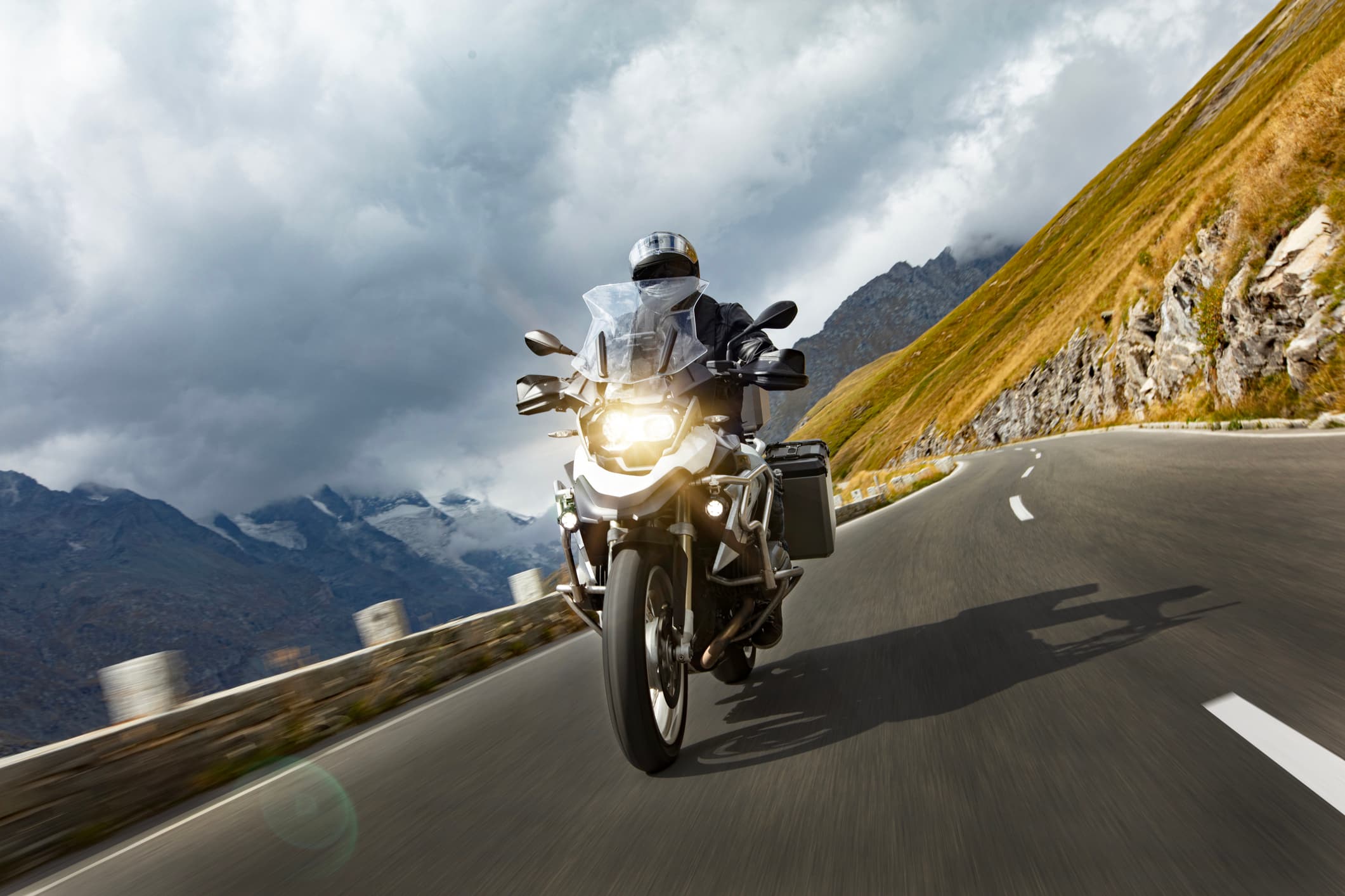243913/2121x1414/740e403dc6/biker_auf_touringbike