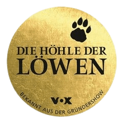 Offizielles TV-Logo von „Die Höhle der Löwen“ mit dem Sendungstitel in fetten, metallisch glänzenden Großbuchstaben in Silber und Gold. Die Schrift ist mit scharfen, krallenartigen Kanten gestaltet und hebt sich von einem dunklen Hintergrund mit dezenten goldenen Lichteffekten ab.