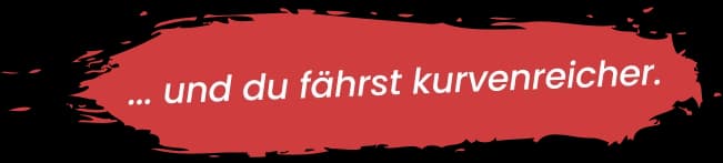 Banner mit rotem Pinselstrich und dem Slogan "... und du fährst kurvenreicher." – hol dir den maximalen Fahrspaß auf kurvigen Straßen mit unserer Motorradnavigation.